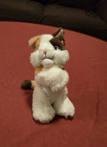 Wolfie umarmt Plüschkatze aus Barbie als Prinzessin und der Bettler 2004 Film - Bild 1 von 5