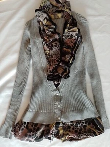 Damen Top Adigia Größe (siehe Bilder) Rüschen vorne grau 16680 - Bild 1 von 12