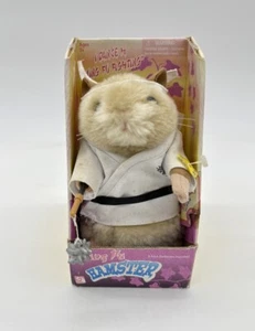 Gemmy Industries Kung Fu Hamster Dancing Nunchucks 2001 (ha bisogno di batterie nuove) - Foto 1 di 4