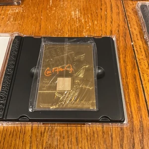Tarjeta dorada Cal Ripken Jr 2000 Feel the Game usada bate 23KT con estuche - Imagen 1 de 3