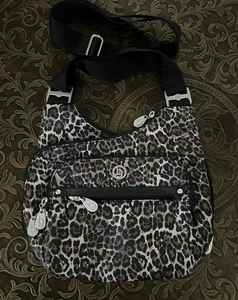 baggallini Damen Criss Cross Crossbody verstellbarer Riemen bg Gepard Print RFID - Bild 1 von 7