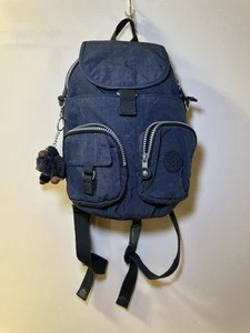 Kipling Bolso de Hombro de 2 Vías Mochila Nylon Logo Gorila Charm Azul Marino En muy buena condición - Imagen 1 de 13