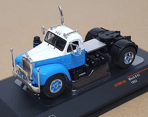 Camión Ixo Models escala 1/64 64TR012B - 1953 Mack B 61 - blanco/azul - Imagen 1 de 5
