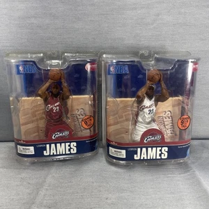 2x 2007 McFarlane NBA Series 13 Cleveland Cavaliers LeBron James NUOVO rosso bianco - Foto 1 di 15