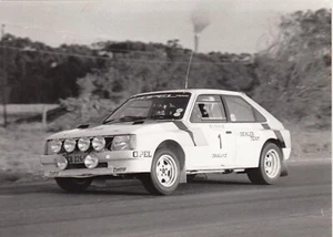 FOTO DE PRENSA ORIGINAL GM OPEL KADETT 400 CAPE TOWN NISSAN RALLY 1984 TONY POND - Imagen 1 de 2
