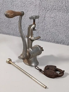 Vintage UNIVERSAL Meat Grinder #1 Hand Crank Table Mounted - Made In USA RARE - Picture 1 of 9
