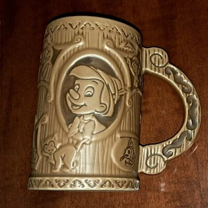 Mug PINOCCHIO Tazza 85° Anniversario (stile legno intagliato) DISNEY STORE 2025 - Foto 1 di 1