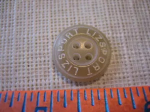 Modern 19/32" Tan LIZ SPORT Designer Clothes / Brand Plastic Button - V45 - Picture 1 of 5