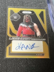 2024 Panini Prizm WWE Legendary Signatures Kane #LS-KNE Gold Prizm /10 (AU) Auto - Foto 1 di 2