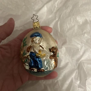 Adorno de Navidad ovalado de vidrio soplado vintage de Alemania Occidental niño en azul con perro - Imagen 1 de 6