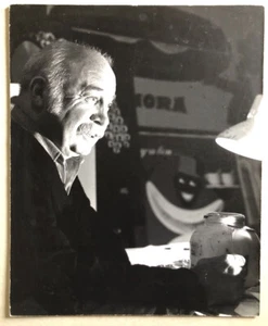 Hervé Morvan illustrateur et affichiste dans son atelier — Tirage argentique - Picture 1 of 5