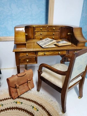 Escritorio y silla para muebles para casa de muñecas Foto 1 de 4