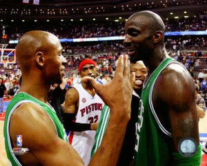 Foto 8 X 10 de Kevin Garnett y Ray Allen de los Boston Celtics AAJX078 - Imagen 1 de 1
