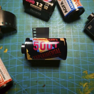 Filmdealer's 500T EXPERIMENTAL 35mm, Cinestill Kodak Vision 3 - Afbeelding 1 van 10