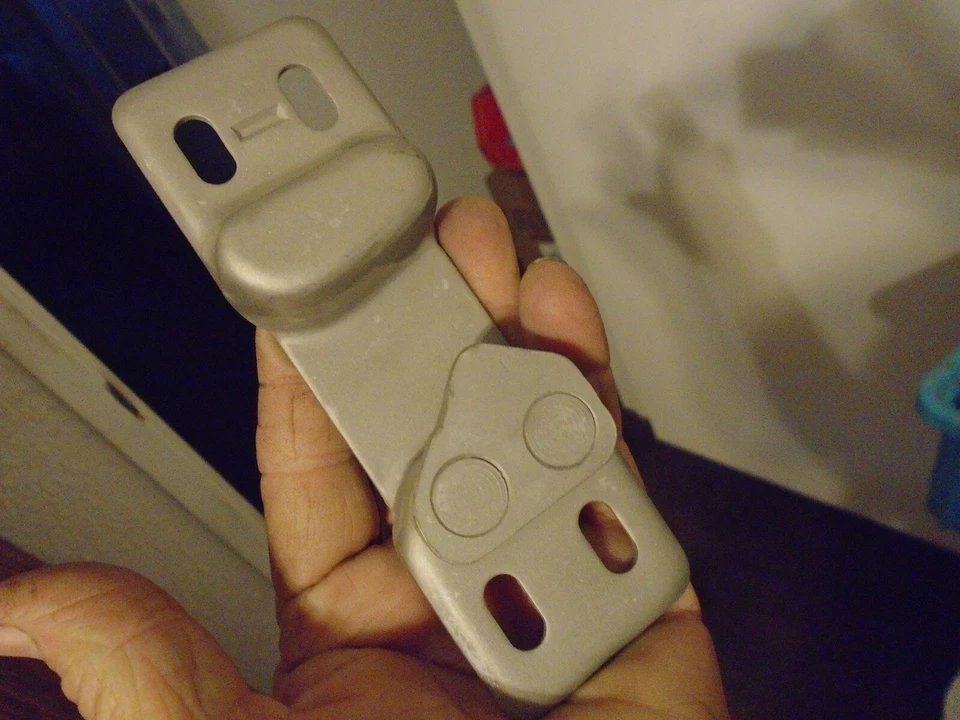 Chevrolet 1957 camioneta atasco puerta pestillo golpeador placa soporte montaje pasajero Foto 1 de 4