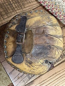 RARE ORIGINAL ANTIQUE BASEBALL 1920'S Leather Buckle Back Catcher's Mitt - Picture 1 of 6