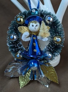 Mini Kranz Handarbeit mit Vintage inspiriertem Engel & Vintage Ornamenten, Blättern - Bild 1 von 12