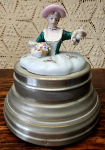 Caja de música con tapa de porcelana para dama baratija de joyería de metal "Sentado en la cima del mundo" - Imagen 1 de 21