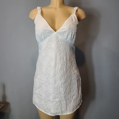 Mini vestido Hello Molly branco ilhós resort casamento EUA tamanho 6 casa de campo férias  - Imagem 1 de 4