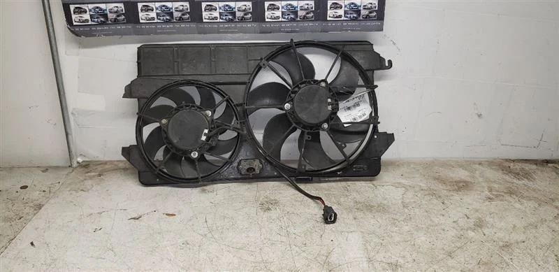 Conjunto de ventilador de refrigeración Ford Transit Connect 2010-2013 9T1Z8C607A KR111627 Foto 1 de 1