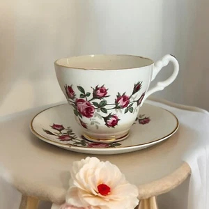 Consort Teetasse und Untertasse. Fine Bone China. Made in England. Rosenblüte und Bu - Bild 1 von 9