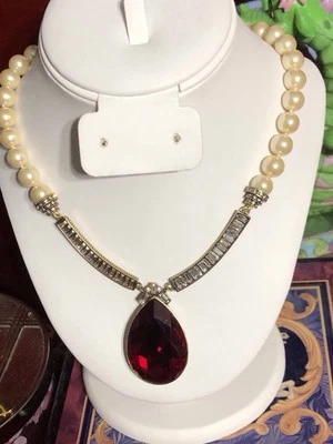 Collar Heidi Daus Cristales Rojos Y Claros Y Cuentas Blancas Elegante Collar  Foto 1 de 4