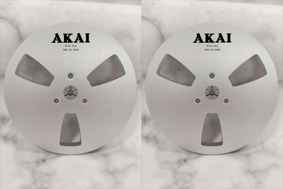 Un par de carretes de cinta plateados Akai 7" pulgadas metal claro aluminio carrete de recogida Foto 1 de 4