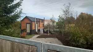 tiny haus auf Rädern, ca.25 qm Wohnfläche, 6,30m lang, massiv gebaut - Bild 1 von 11