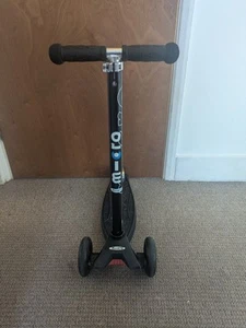 Maxi Micro Deluxe Scooter schwarz 3 Rad höhenverstellbar - Bild 1 von 12