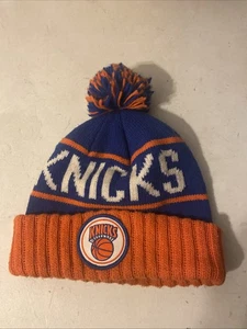 Mitchell & Ness New York Knicks NBA Puños Tejido Pom Gorro Invierno Sombrero Skully Cap - Imagen 1 de 2