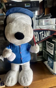 Snoopy Peanuts 24” Peluche Béisbol Azul Blanco Rayas Jersey Gorra Pelota Bandera Raro - Imagen 1 de 9