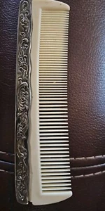 Peine de tocador antiguo enchapado en plata de colección de los años 70 con dientes de color crema - Imagen 1 de 2