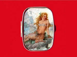 MEERJUNGFRAU PIN UP MÄDCHEN MEERFISCH BLICK VINTAGE SCHMUCKDOSE VERSTECK METALL PILLEN NEUWERTIG ETUI - Bild 1 von 2