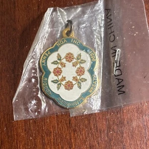 1998 Vintage Penny Rigdon President’s Wreath NQA Inc. Emaille Charm Anhänger - Bild 1 von 3