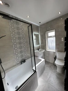 Bathroom fitter suite bath sink toilet shower tap tiles - Picture 1 of 8