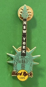 New York Freiheitsstatue Gitarre Hard Rock Cafe 2,25" hoch Anstecknadel - Bild 1 von 4