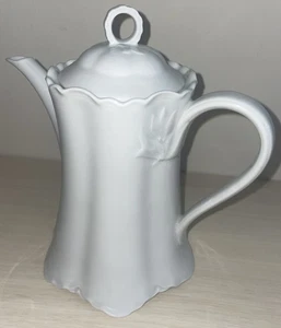 Vintage Hutschenreuther Selb ~ Racine ~ caffettiera e coperchio tutto bianco ~ altezza 9" - Foto 1 di 8