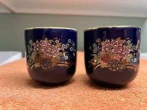 Kutani Kobaltblau Sake Teetassen mit Blumenwagen Design & Goldrand - 2er Set - Bild 1 von 4