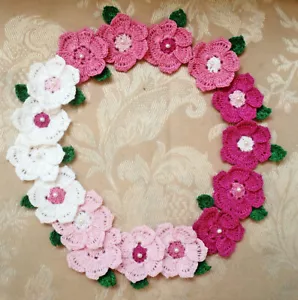 Neu gehäkelt 16 rosa & weiß Applikation Blumen 1 1/2 Zoll & 16 Blätter 32 Stück - Bild 1 von 3