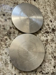 (2) Cadillac 9593128 Brush wheel center caps 96-01 DeVille - Bild 1 von 3