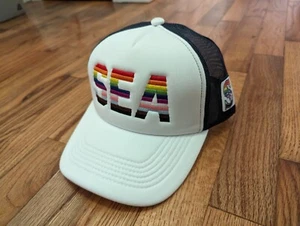 Gorra de béisbol PRIDE Seattle Mariners Trucker 2024 - Orgullo Día Arco Iris 6/1/24 - Imagen 1 de 1