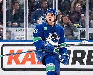 Sombrero truco Kiefer Sherwood 16 de diciembre de 2024 Vancouver Canucks 8x10 NHL foto de hockey - Imagen 1 de 1