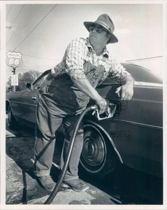 1984 Press Photo Southern Man in Overalls Pumps Phillips 66 Gas Into Car - Picture 1 of 2