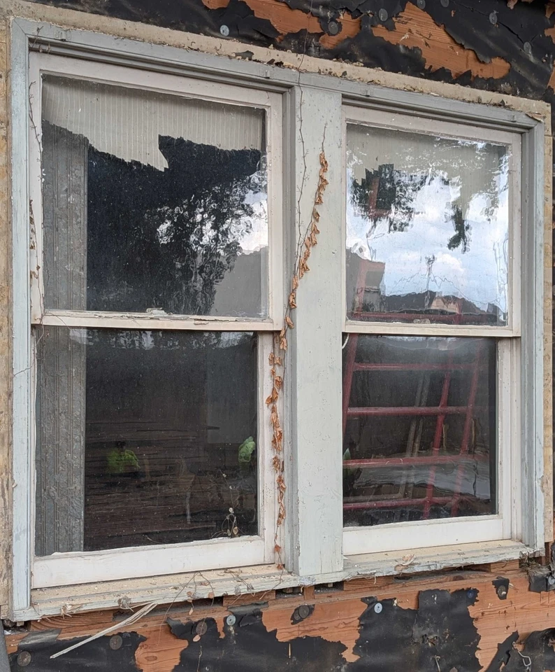 Janelas históricas de madeira pintada de 1928 com contrapesos, polias e corda - Imagem 1 de 1