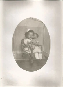 PHOTO DEP 41 / fillette avec baigneur jouet 1950 à Blois - Imagen 1 de 1