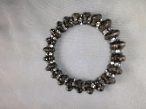 Bronzefarbenes Stretcharmband mit Perlen und klaren Strasssteinen - Neu - Bild 1 von 1