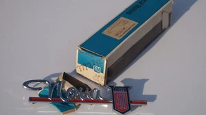 NOS GM 1962 Chevrolet Nova Chevy II 400 Rear Emblem Nameplate 3792745 Genuine OE - Foto 1 di 7