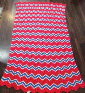 "Coperta vintage rossa bianca blu USA lavorata a maglia retrò afghana 50"x 77"  - Foto 1 di 8