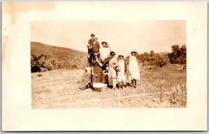 Familiengruppe Pferd auf Wiese, Erwachsene & Kinder in Kleidung Anfang 1900, Postkarte - Bild 1 von 2