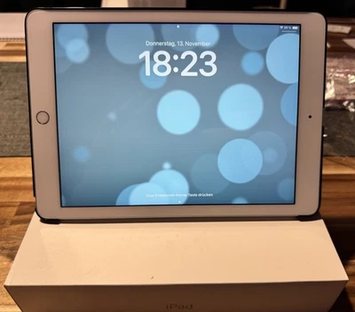 Apple iPad 6. Gen. 32GB, WiFi mit OVP - Bild 1 von 4